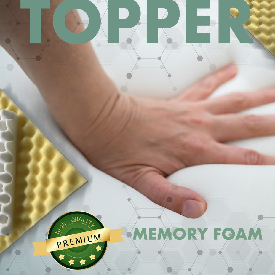 Mano che tocca un topper in memory foam by cioni
